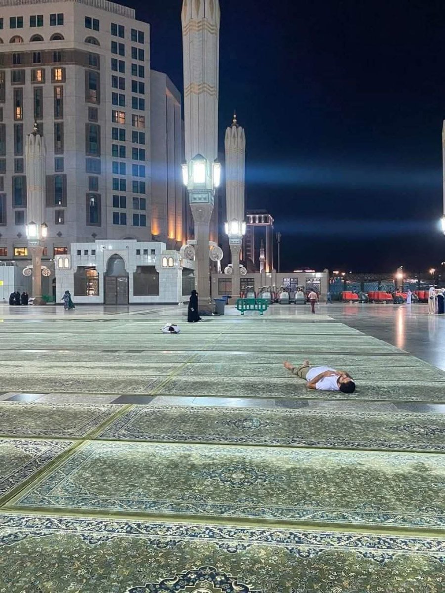 وامنُن عَلينا بجَلسةٍ هُنا، تُنسينَا مُرّ هذهِ الأيَّام