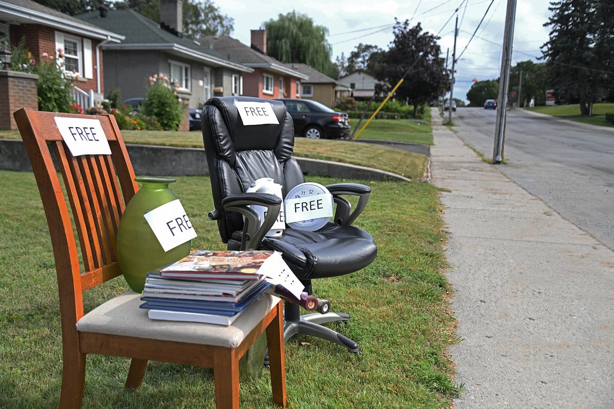 BellevilleON's tweet image. Events | Giveaway Days are this weekend! 🪑📺👞 Put any unwanted household items to the curb marked as 'FREE' on Saturday or Sunday for others to enjoy or go searching around town for new-to-you treasures.

➡️ Learn more: Belleville.ca/GiveawayDays