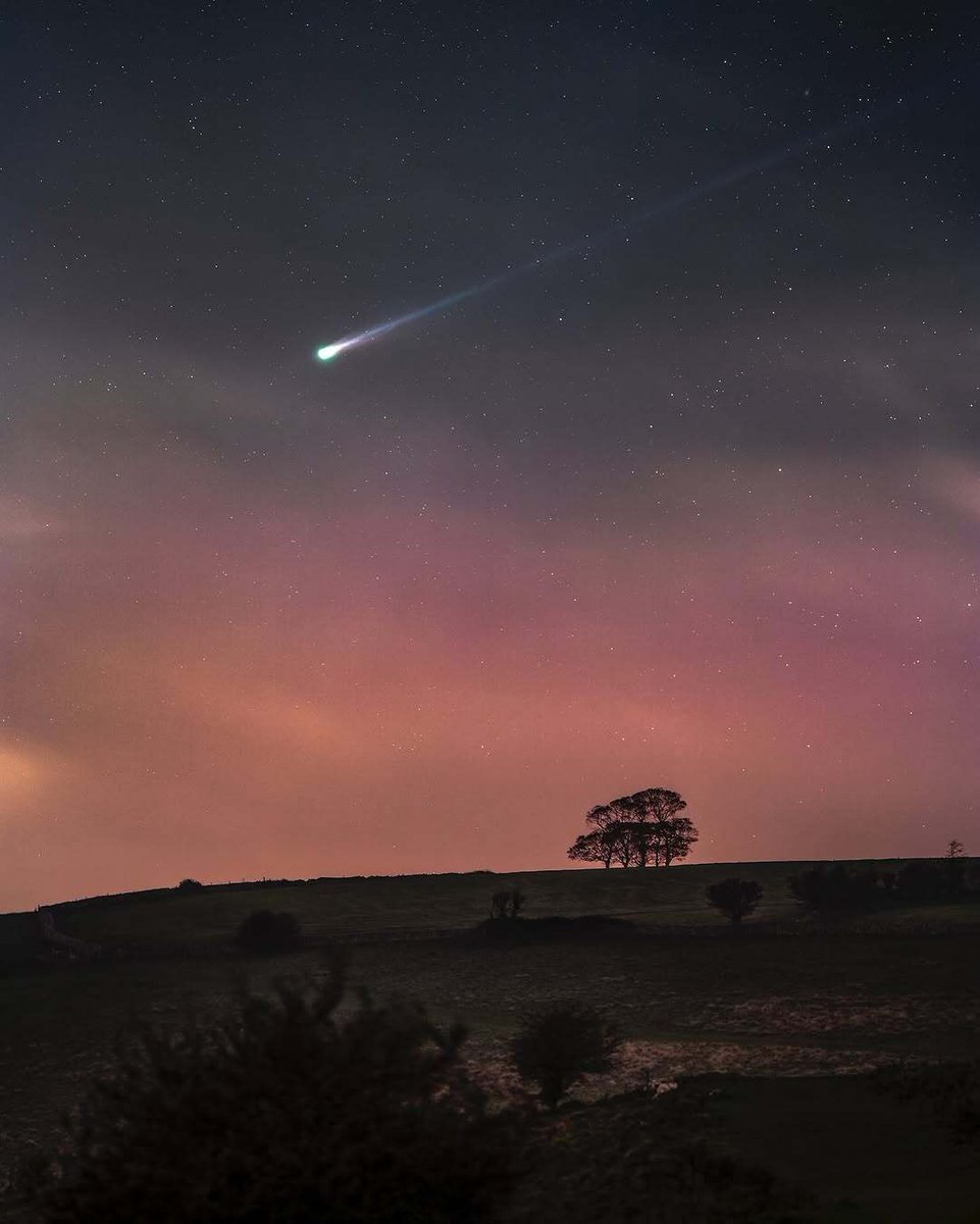 #PPOD: Comet Meets Aurora 🌠 

Comet C/2025 A6 (Lemmon) is brightening fast! Discovered in January by the Mount Lemmon Survey, it swings closest to Earth on October 21 and reaches perihelion on November 8—about 79 million kilometers from the Sun. Currently around magnitude 5.4,