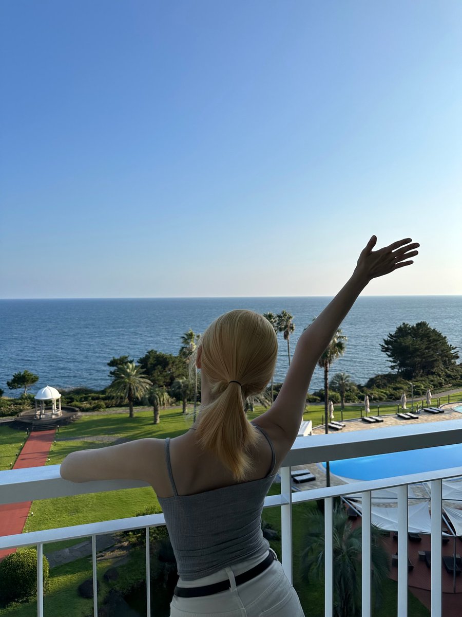 yi_jin3_'s tweet photo. Last vacation of the year! Have a nice day! https://t.co/alAiOEulQ3