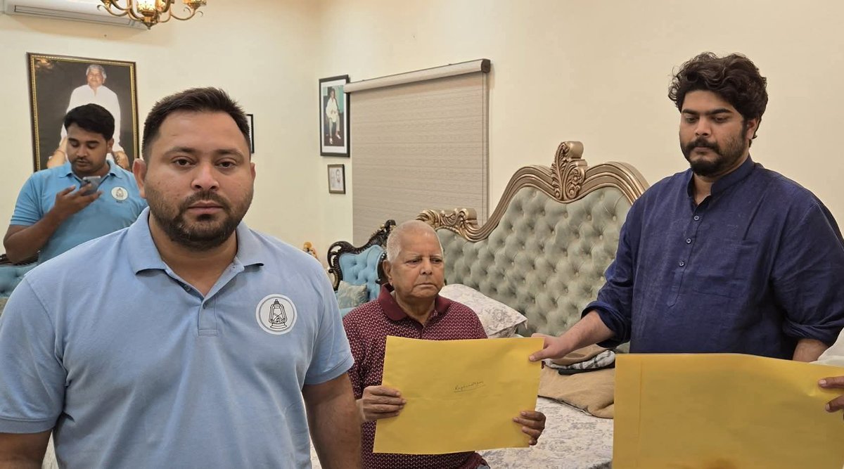 Sanju_Verma_'s tweet photo. Chor Chori Se Jaaye Seenajori Se Na Jaaye...#ChaaraChor Lalu Yadav &amp;9th fail Tejashwi Yadav seen here with Gangster Shahabuddin's Son,Osama Shahab

Osama has been given RJD ticket from Raghunathpur..Shameful

Core DNA of RJD is thuggery👎👎
#BiharElections2025 #BiharElection2025 https://t.co/45bV3gjuPw