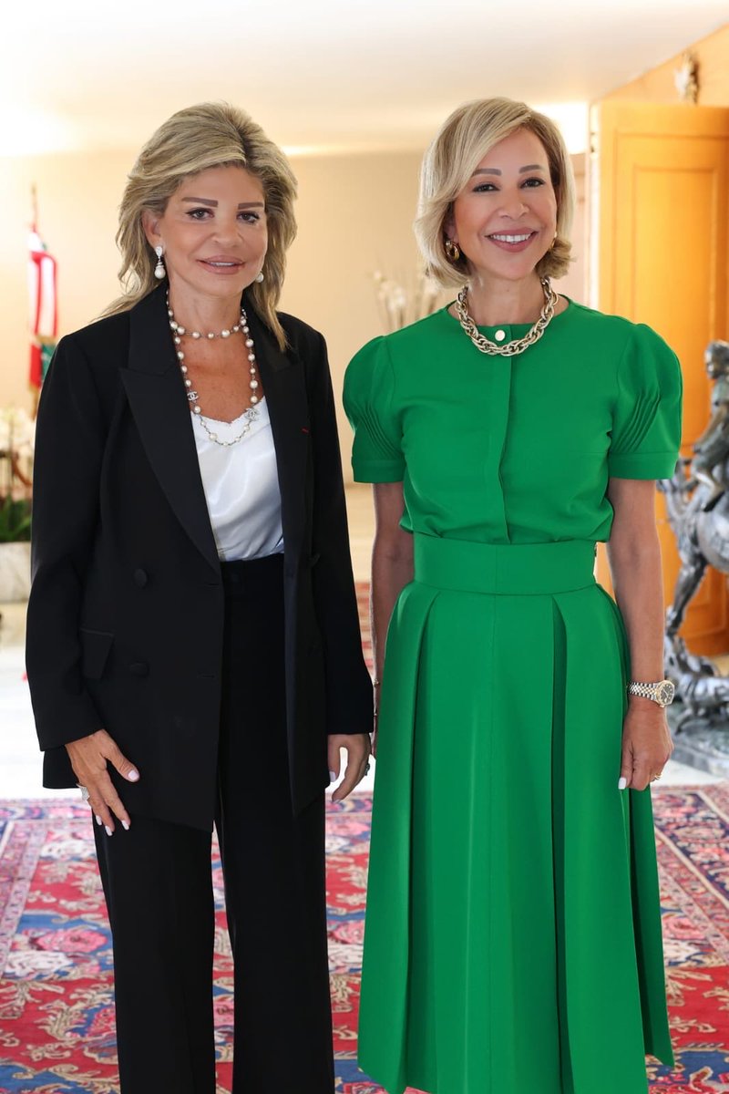 زارت الدكتورة مي شدياق السيدة الأولى نعمت عون، في القصر الجمهوري في بعبدا، حيث جرى بحثُ عددٍ من القضايا الوطنية والاجتماعية، وفي مقدّمها دورُ المرأة في الحياة العامة وسبلُ تعزيز مشاركتها في مواقع صنع القرار.
كما وجّهت الدكتورة شدياق دعوةً إلى السيدة الأولى نعمت عون للمشاركة في