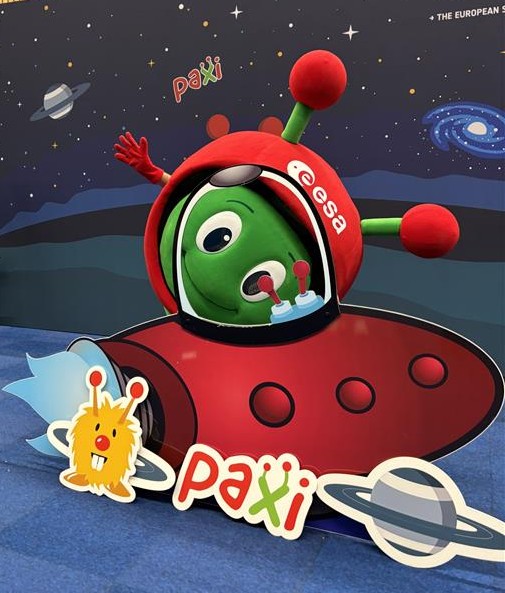 Paxi_ESAKids's tweet photo. 🇳🇱 Last weekend I travelled to the Netherlands to visit the #ESAOpenDay at ESTEC, and what an amazing adventure it was! 🚀

I met so many curious future space explorers 👩‍🚀👨‍🚀✨ Thank you all for your smiles, questions, enthusiasm and for all the selfies we took together! 🤳

My friends at @ESA__Education and the ESA Neurodiversity Initiative prepared fantastic activities. Here are some of my favourite moments:
🛸 Watching our space adventures at the Paxi cinema
🛰️ Learning about ESA Education activites to find the perfect fit for each of you
🎨 Making astronaut badges, colouring rockets, and getting creative
🎤 Playing “Guess the Space Pro” and discovering what real space experts do

Meeting so many bright and curious minds made my day truly special! 🪐
Let’s keep exploring, imagining, and learning together — because space is for everyone! 🤗

#ESAKids #STEM #ESA