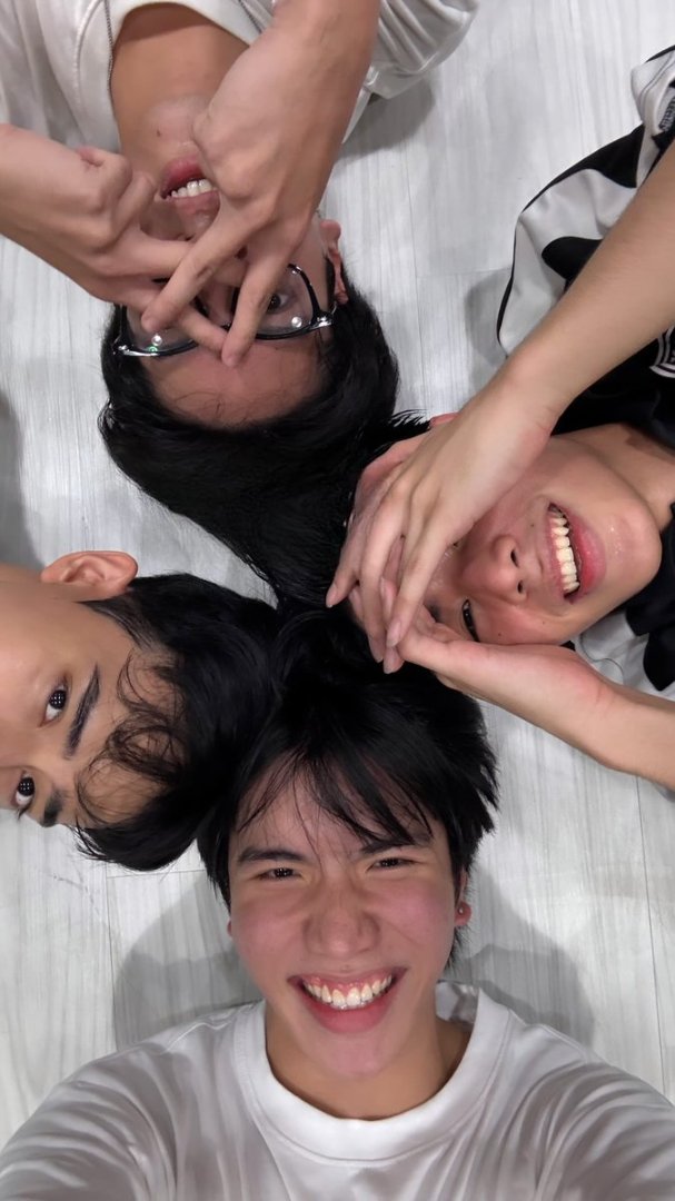 codecocominee's tweet image. finally without text (and new wallpaper yeay)😭

#barcodetin #keenkeno #20aungpao #aliazhl_
