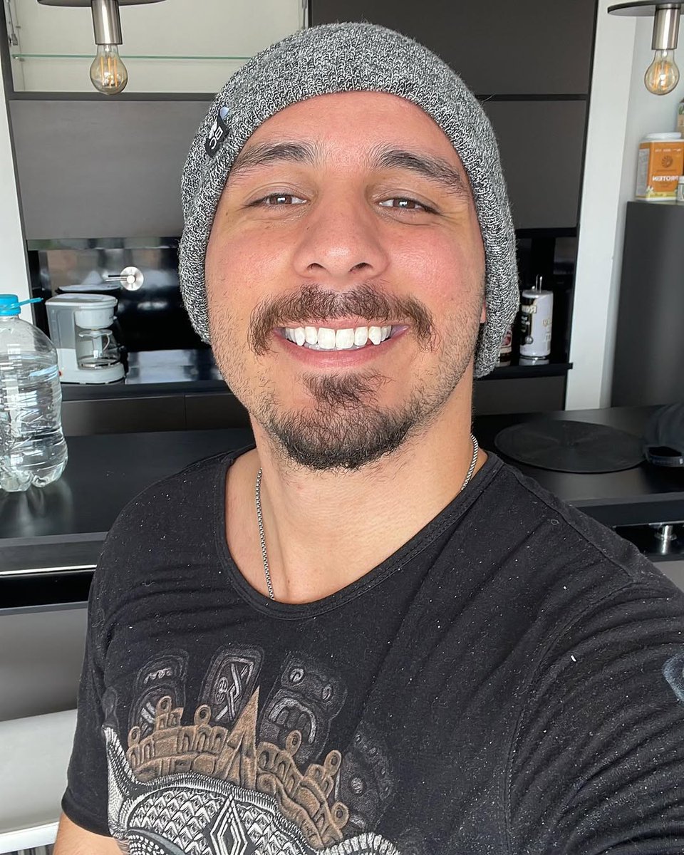 millexcel's tweet image. Guess it&apos;s a good time to introduce myself!

Name: Rutger K.
Location: Digital nomad, based in Wisconsin.
Dating status: Let&apos;s talk...
Favorite pizza topping: ANYTHING but pineapple.
Dreams/aspirations: Something in tech or marketing.

Loving the energy on here so far y&apos;all!