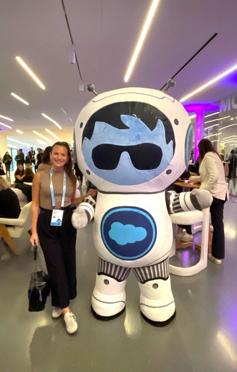 Day 1 at #DF25  Lucky day🍀 for our biz rep Caro! She ran into #AgentAstro The friendly #AI assistant from <a href="/salesforce/">Salesforce</a> Help, who has already set a record, handling over 1 MILLION support requests! 
Pretty amazing, isn't it?  

What is your favorite @Salesforce mascot?
