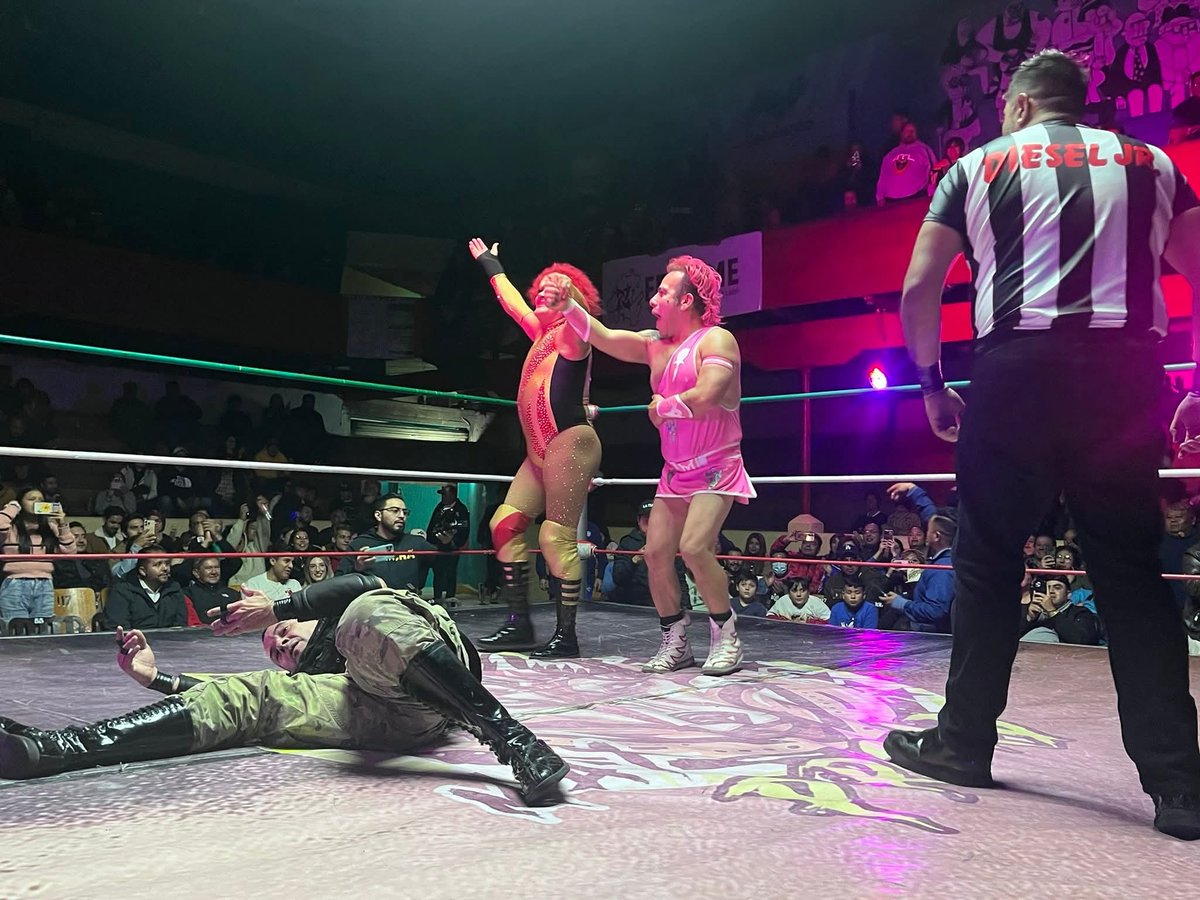 LaTijeraLucha's tweet photo. Lucha estelar de alto nivel y al grito de 🎶esto es lucha🎶 en la mítica #ArenaAficion los exóticos tienen una gran regreso ante el #PoderDelNorte, que dominaba pero el cariño y al grito de “carnaval” #Maximo y su “madre” #Pimpinela logran doblegar entre ... https://t.co/ea3uKivOUK