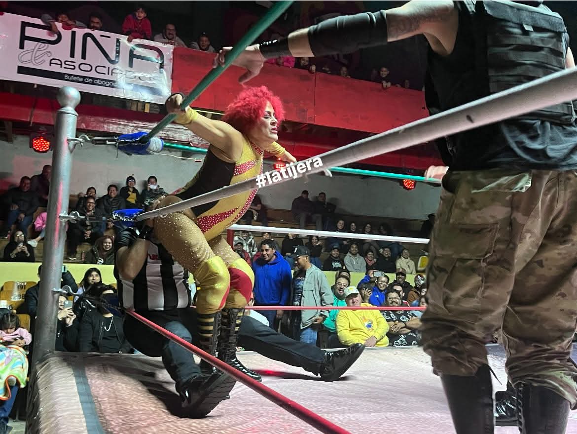 LaTijeraLucha's tweet photo. Lucha estelar de alto nivel y al grito de 🎶esto es lucha🎶 en la mítica #ArenaAficion los exóticos tienen una gran regreso ante el #PoderDelNorte, que dominaba pero el cariño y al grito de “carnaval” #Maximo y su “madre” #Pimpinela logran doblegar entre ... https://t.co/ea3uKivOUK