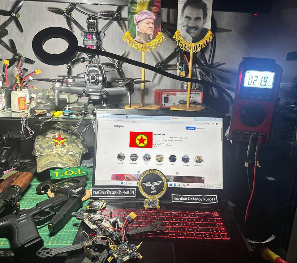 الصورة من أحد المراكز تحت الأرض في روجافا، والمخصّصة لتطوير طائرات "البروسك".