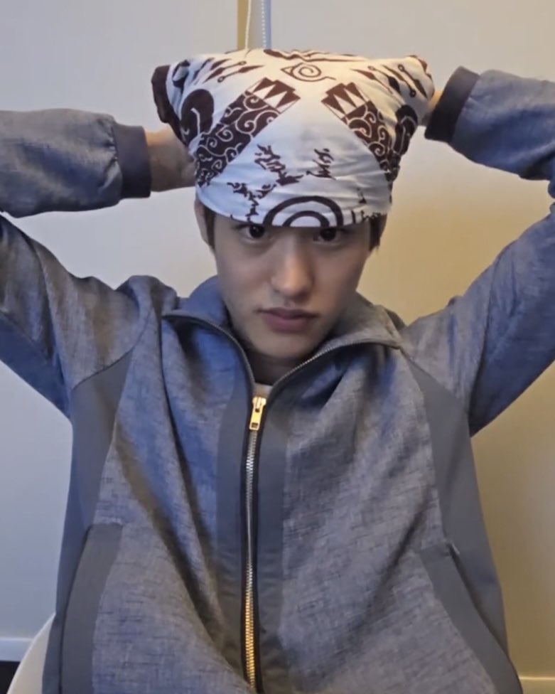 soheeluv_u's tweet image. 똥글똥글 주먹빱 만드는 법
1. 반다나를 세모로 접는다
2. 머리에 뒤집어 씌운다
3. 모양을 잡아준다
그럼 똥글똥글 주먹빱 완성