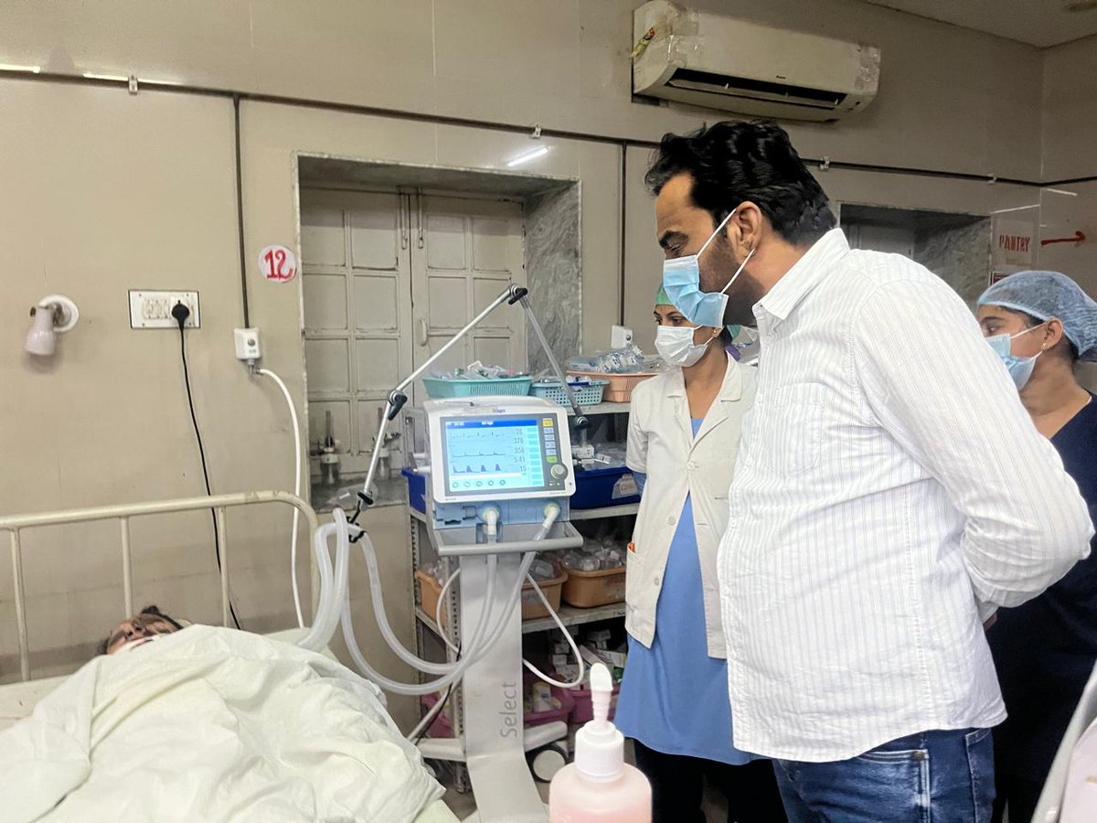 कल जैसलमेर से जोधपुर आ रही बस में हुई भीषण आगजनी में झुलसे हुए घायल नागरिकों से आज जोधपुर स्थित महात्मा गांधी अस्पताल में जाकर मुलाकात की और उनकी कुशलक्षेम पूछी व चिकित्सकों से उनके उपचार को लेकर जानकारी ली साथ ही दिवंगत हुए नागरिकों के परिजनों से मुलाकात कर उन्हें ढांढस बंधाया |
