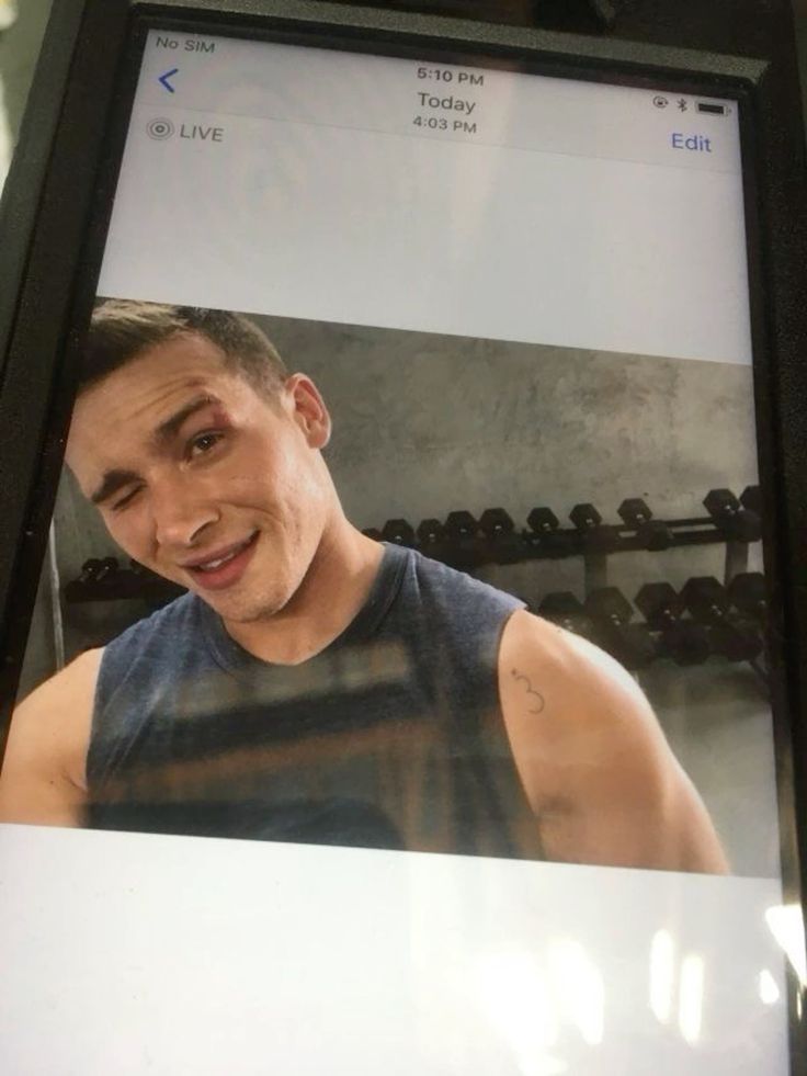 the way he actually took pics in this scene 😭