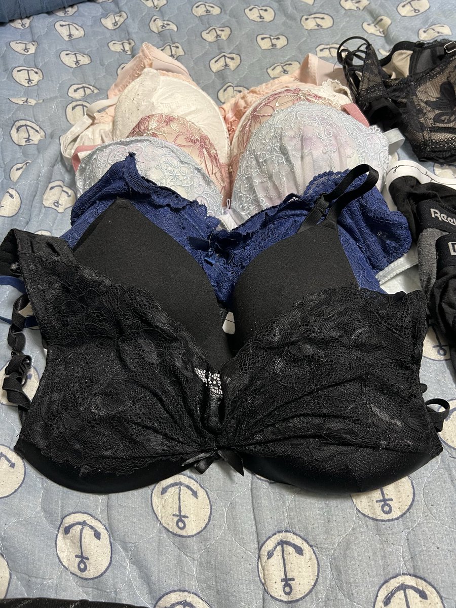 FeetSofi196's tweet photo. 初めての救出品！
自分にはいらない物なのでどなたかいりますか？
ちなみに名前もあります。 https://t.co/tilogUeBC0