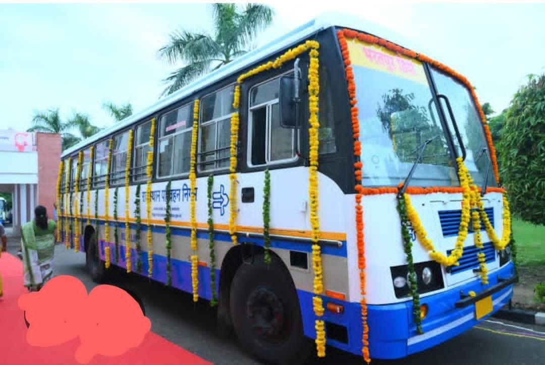 रोडवेज बस
मैं सरकारी बस हूँ, मैं सार्वजनिक हूँ, आपके ही पैसों से आपकी सेवा में रहती हूँ।
मैं कभी जल्दबाजी नहीं करती, हमेशा आपको सुरक्षित यात्रा से गंतव्य तक पहुंचाती हूँ, 
सस्ते और जल्दी के चक्कर में आप थोङा कम पसंद करने लगे हैं। जब लोगो को ही अपनी जान की परवाह नही।