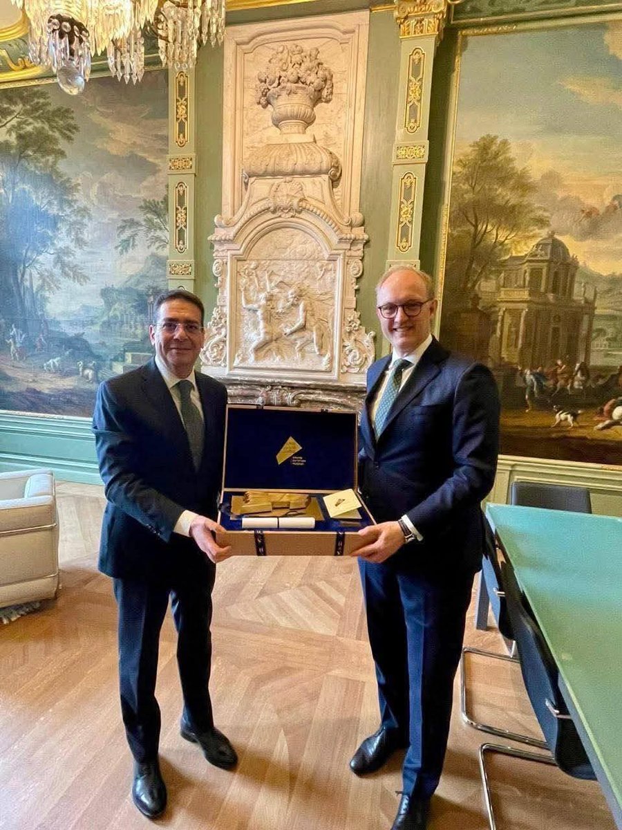 مصر راجعة تبهر العالم من جديد! 🇪🇬🔥
تم إرسال دعوات رسمية لرؤساء وملوك العالم لحضور حفل افتتاح المتحف المصري الكبير يوم 1 نوفمبر إن شاء الله ❤️

الدعوة نفسها قطعة فنية 😍 — فيها نموذج مصغر من المتحف ورسالة مكتوبة على شكل بردية، تحفة تفضل تتعرض في أي مكتب أو قصر ملكي! 👑

واضح إننا