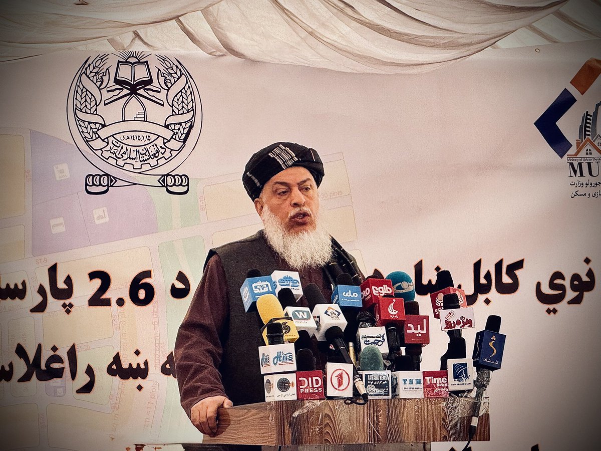 EngsanaullahR's tweet photo. شیر عباس ستانکزی: 
 ډېورنډ فرضي کرښه په رسمیت نه پېژنو.
دا کرښه د افغانستان او پاکستان ترمنځ یوه فرضي کرښه ده او دا خاوره هیڅوک له افغانستان څخه نه شي جلا کولی.
نیم افغانستان تر کرښې ها خواته پروت دی.
💪 https://t.co/dbXVj5q0I2