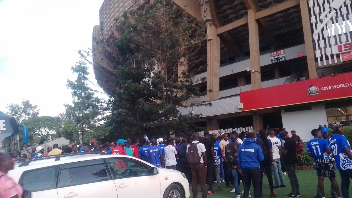 TeyaKevin's tweet image. AFC Leopards players blocked from leaving the stadium by fans after the barren draw against Bandari.