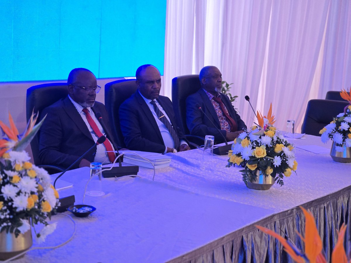 peroluwara1's tweet image. #Nairobi #Urgent
Les participants désignent Joseph Kabila president de leur nouvelle plate- forme dénommée Sauvons la Rdc. Ils dénoncent par ailleurs le verdict inique de la haute cour militaire le condamnant à mort. Ils décident d'endosser les 12 points de sortie de crise en Rdc…