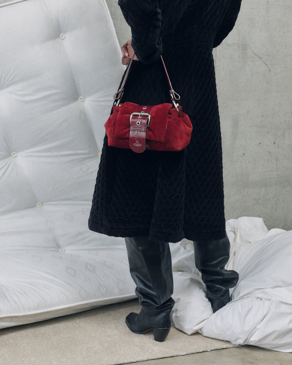 Our Autumn-Winter 2025/26 bags collection features sculptural silhouettes, offered alongside revisited archive details.

bit.ly/3I0ZeBD

#VWAW2526 #WestwoodBags