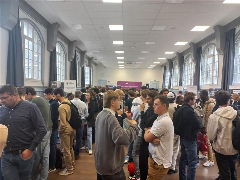 Hier, les équipes EDF étaient présentes au Forum de l'Ecole nationale supérieure d'Arts et Métiers du campus de Lille. <a href="/ArtsetMetiers_/">Arts et Métiers - ENSAM</a> 🎓
💬L'occasion d'échanger avec les étudiants sur leur parcours, les opportunités offertes par EDF et de susciter des vocations.⚡