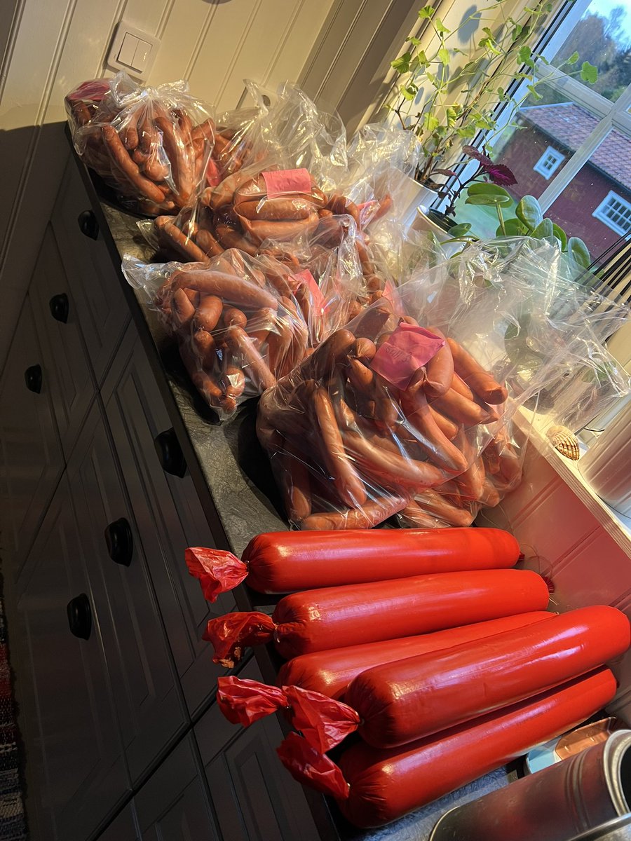 Liten del av 160 kilo korv. Prima vildsvinskorv. Falukorv o olika smaker grillkorv.