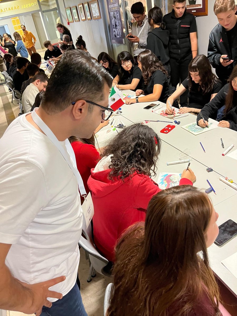 gm
Teaching #cartooning means awakening a critical eye in the young, where creativity becomes the language of #freedom.