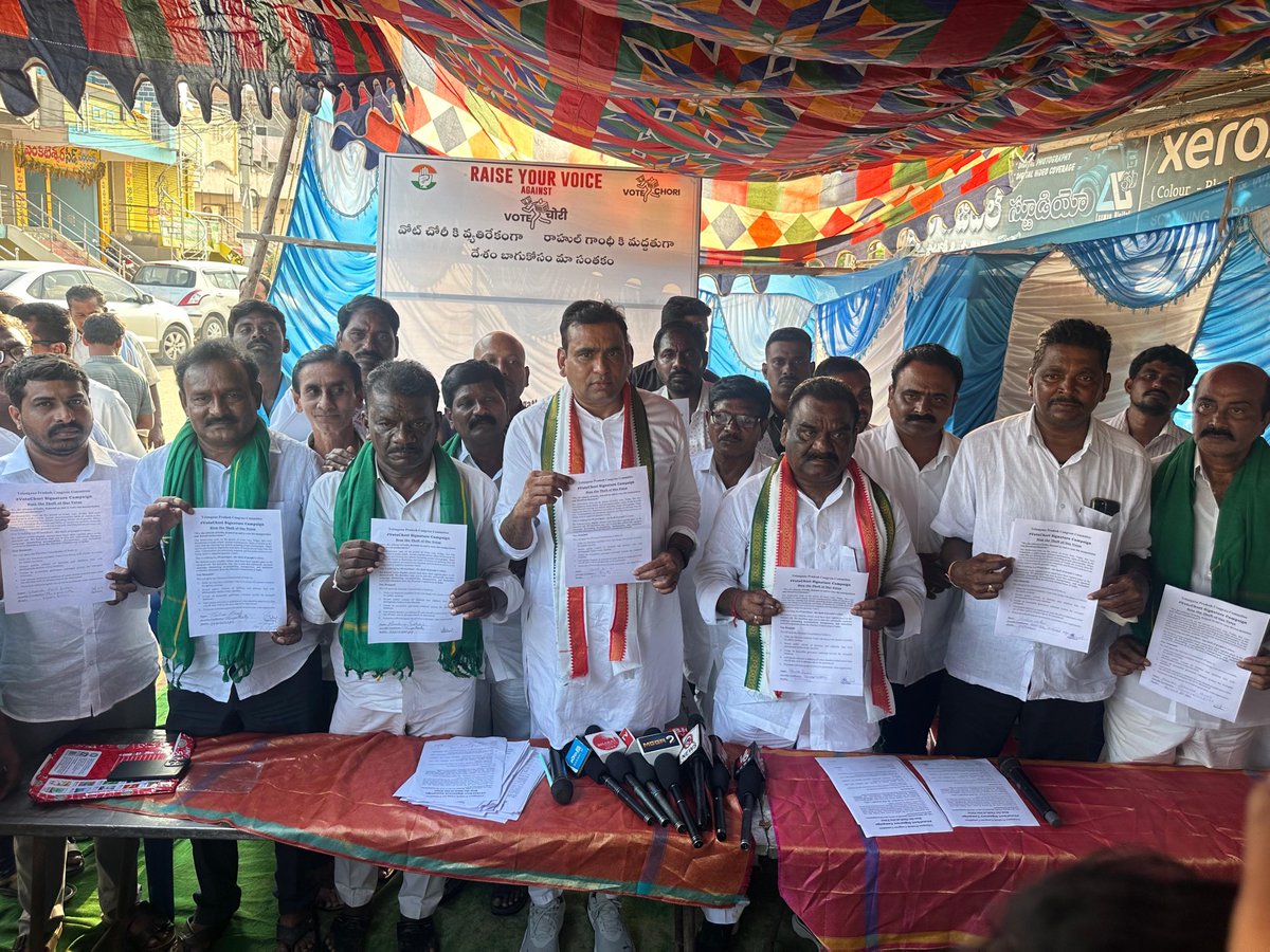 kiran_chamala's tweet image. #AdminPost 

In response to the call given by AICC senior leader Shri @RahulGandhi ji, a “Vote Chori” signature campaign..

A signature campaign against the BJP government’s undemocratic actions, under the banner of “Vote Chori,” was launched by MP Chamala Kiran Kumar Reddy in…