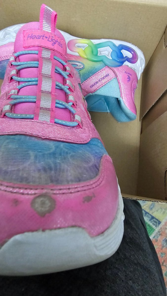cacayim's tweet photo. @SkechersTR @gokceugur1907 Evet çok haklısınız bu markadan uzak durmak lazım 2 haftalık ayakkabının haline bakın garantiye yolladık bizle alakası yok die mesaj atmışlar sadece 4 kere giydi kızım bende tüketici.hakem heyetine başvurdum. https://t.co/NGw0rS7elH