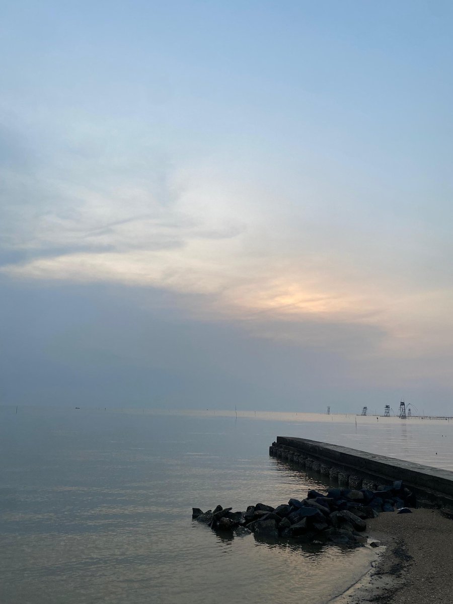 yeyoit's tweet photo. gakeliatan amat sunsetnya abis ujan td https://t.co/2Lpr2oRxTQ