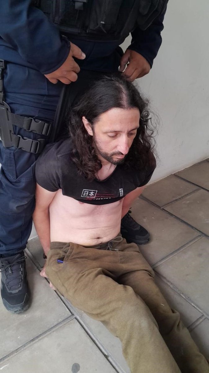 clarincom's tweet image. PABLO LAURTA ESTUVO TRES DÍAS EN EL TECHO DE LA CASA DE SU EX Y CASI UN MES PRESO
Lectura rápida
Pablo Rodríguez Laurta (39 años) cruzó ilegalmente el Río Uruguay para matar a su ex pareja, su ex suegra y al remisero que lo trasladó antes de secuestrar a su pequeño hijo. Ya…