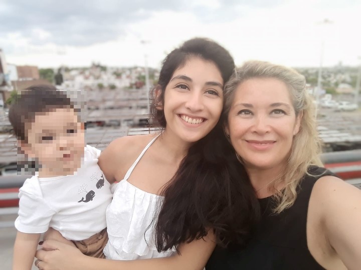 clarincom's tweet image. PABLO LAURTA ESTUVO TRES DÍAS EN EL TECHO DE LA CASA DE SU EX Y CASI UN MES PRESO
Lectura rápida
Pablo Rodríguez Laurta (39 años) cruzó ilegalmente el Río Uruguay para matar a su ex pareja, su ex suegra y al remisero que lo trasladó antes de secuestrar a su pequeño hijo. Ya…