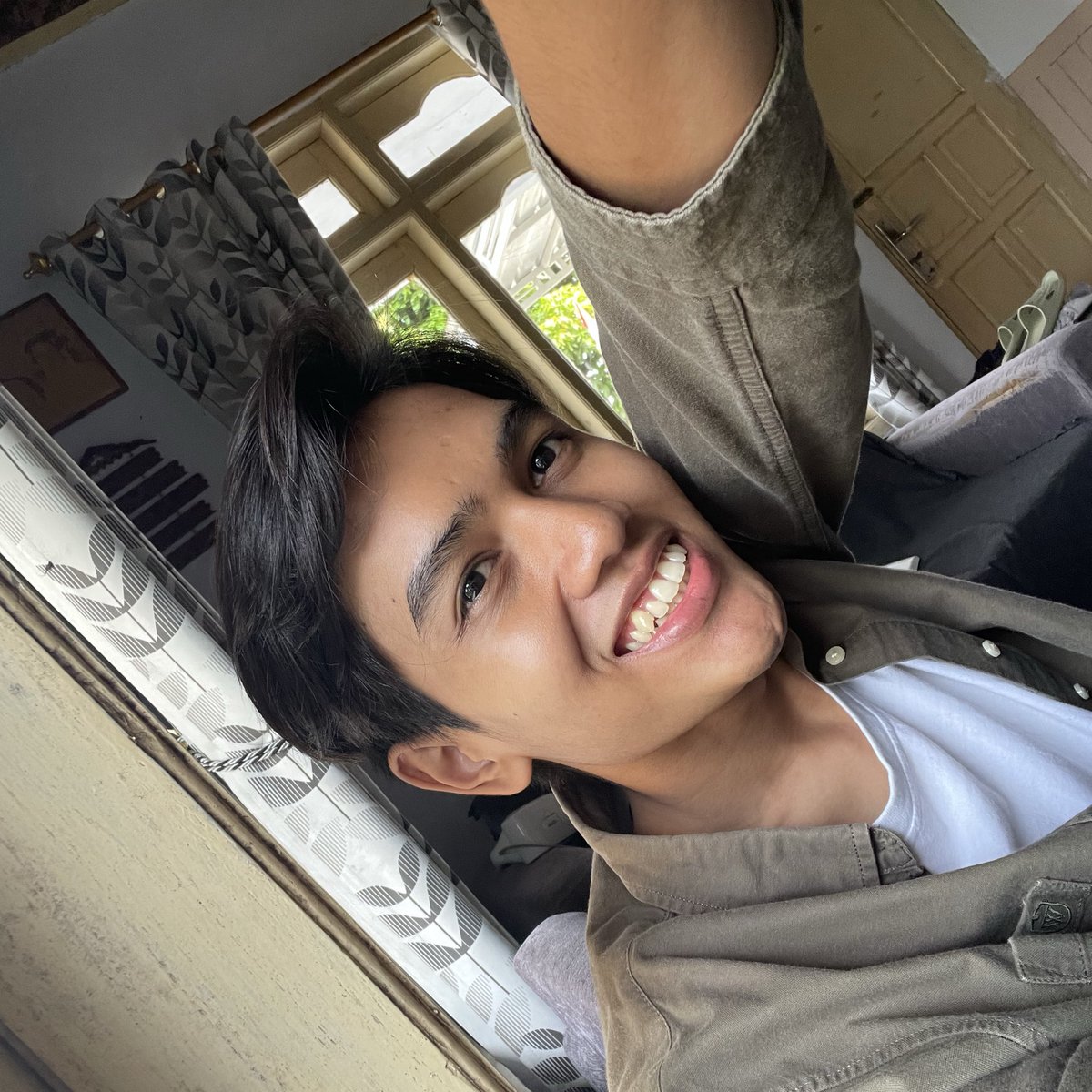 randomizationz's tweet photo. the bias                                         the fanboy https://t.co/EBegz77MHX
