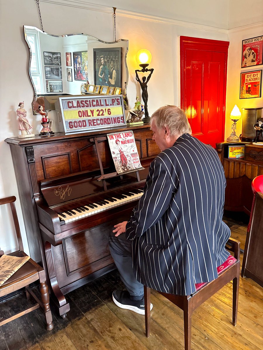 TheMusicalBoxRS's tweet image. What a lovely afternoon we’ve just had welcoming the legendary Rick Wakeman &amp;amp; management to the shop ahead of his gig tonight at The Philharmonic Hall!

Last year Rick wrote an article in Record Collector Magazine on how he was searching for a 7” of ‘Kenny Ball - I Still Love You…