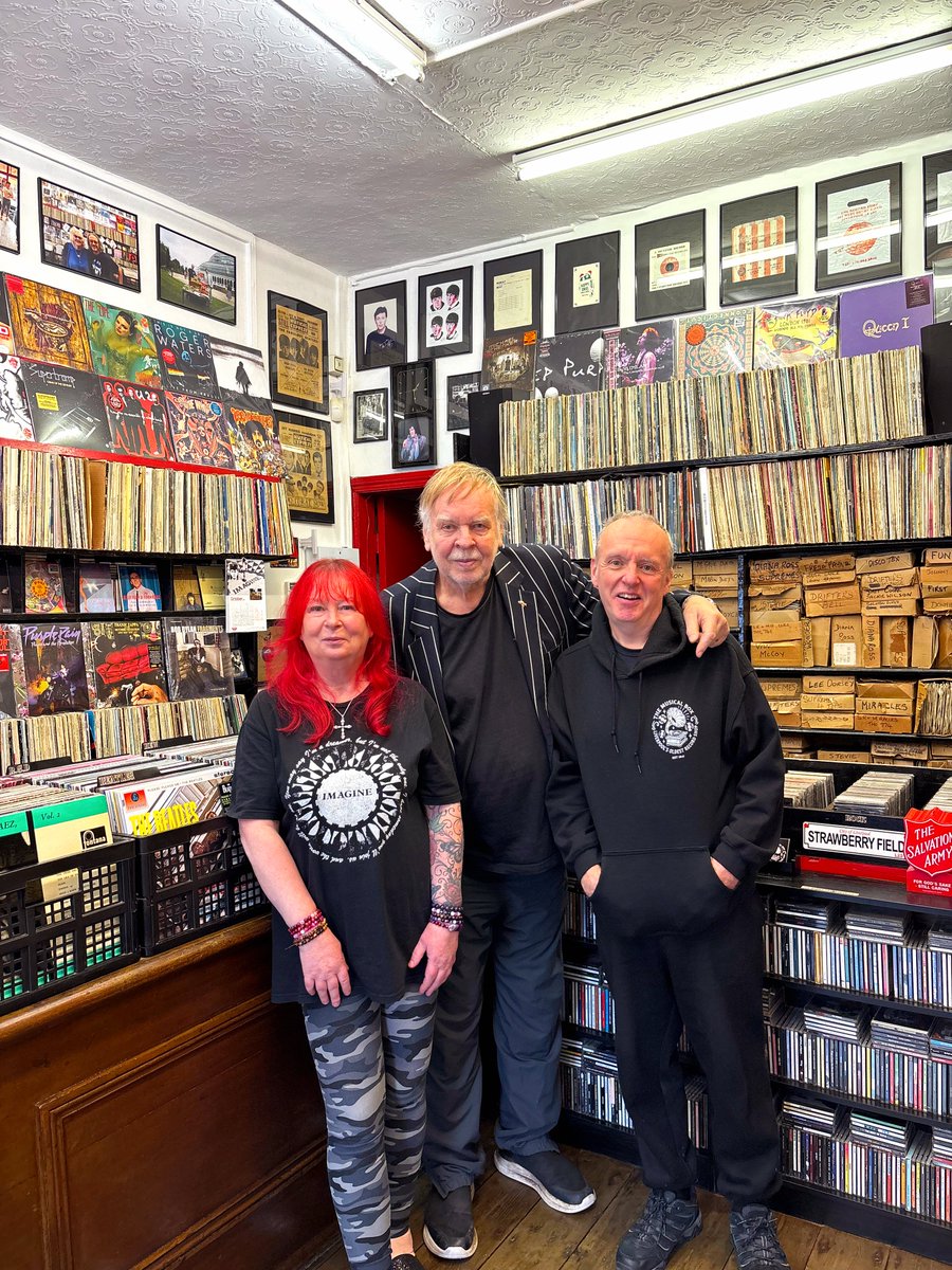 TheMusicalBoxRS's tweet image. What a lovely afternoon we’ve just had welcoming the legendary Rick Wakeman &amp;amp; management to the shop ahead of his gig tonight at The Philharmonic Hall!

Last year Rick wrote an article in Record Collector Magazine on how he was searching for a 7” of ‘Kenny Ball - I Still Love You…