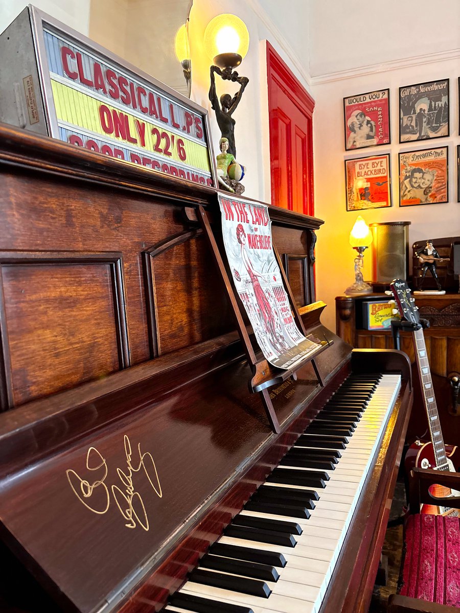 TheMusicalBoxRS's tweet image. What a lovely afternoon we’ve just had welcoming the legendary Rick Wakeman &amp;amp; management to the shop ahead of his gig tonight at The Philharmonic Hall!

Last year Rick wrote an article in Record Collector Magazine on how he was searching for a 7” of ‘Kenny Ball - I Still Love You…