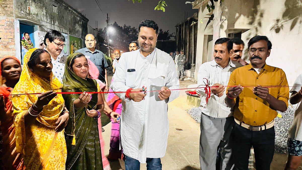umeshpatelcgpyc's tweet image. आज अपने विधानसभा क्षेत्र के रायगढ़ विकासखंड अंतर्गत ग्राम बघनपुर,गेजामुड़ा और उच्चभिट्टी में जनसंपर्क कर लोगों से भेट मुलाकात किया। इस अवसर पर ग्राम उच्चभिट्टी के इंदिरा आवास मोहल्ला में विधायक मद से निर्मित छज्जायुक्त शेड निर्माण का लोकार्पण किया।