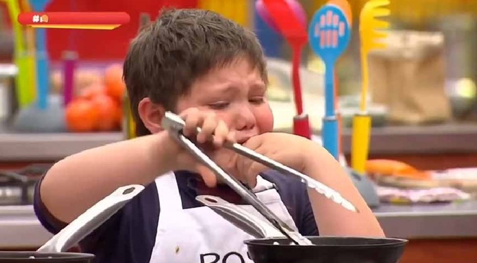 JackDeLaConcha's tweet image. Cuando estás participando en Masterchef junto al papá de Greycy Rendón y anuncian que se perdió la harina.