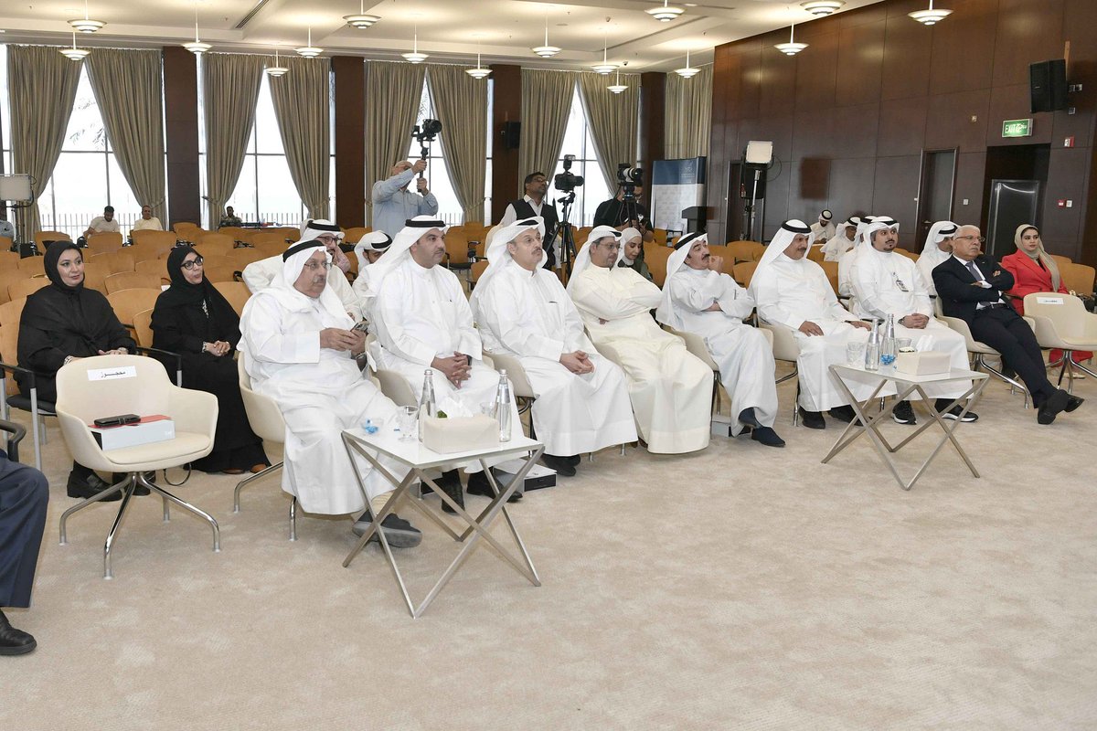 من كثر ما الفعالية ماخذه حقها وموضوع الحوار مهم الحشود الجماهيرية مغطية القاعة.

ماشاءالله على كونا.