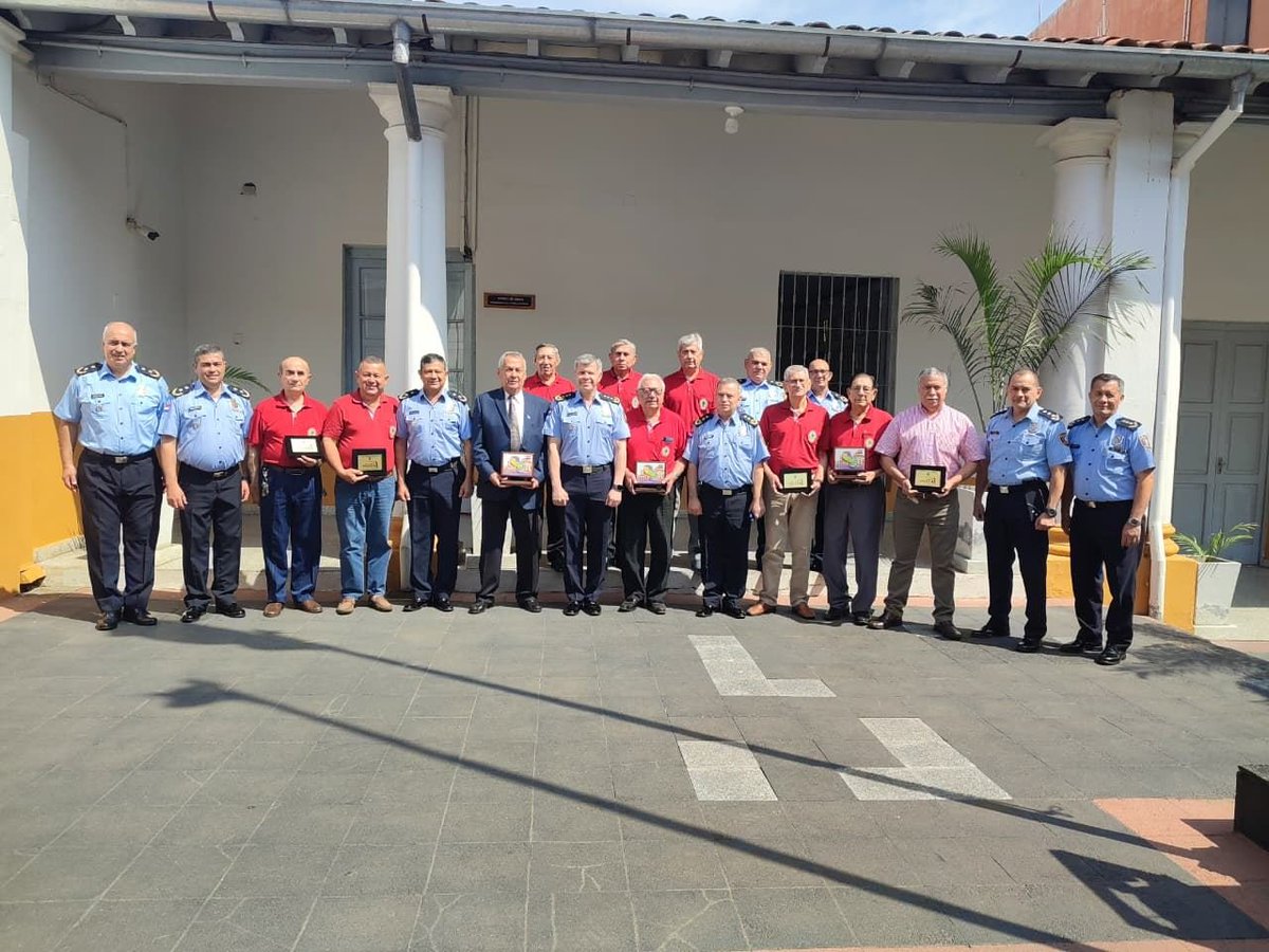 policia_py's tweet image. 𝗩𝗶𝘀𝗶𝘁𝗮 𝗱𝗲 𝗮𝘂𝘁𝗼𝗿𝗶𝗱𝗮𝗱𝗲𝘀 𝗱𝗲𝗹 𝗖𝗶́𝗿𝗰𝘂𝗹𝗼 𝗱𝗲 𝗢𝗳𝗶𝗰𝗶𝗮𝗹𝗲𝘀 𝗥𝗲𝘁𝗶𝗿𝗮𝗱𝗼𝘀 𝗱𝗲 𝗹𝗮 𝗣𝗼𝗹𝗶𝗰𝗶́𝗮 𝗡𝗮𝗰𝗶𝗼𝗻𝗮𝗹
@MDI_Paraguay
facebook.com/share/p/19qYEr…
