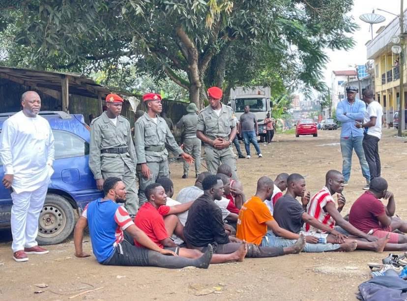 🛑PRESIDENTIELLE 2025 - RÉPRESSION À DOUALA : DES MANIFESTANTS ARRÊTÉS POUR AVOIR DÉNONCÉ LA FRAUDE ÉLECTORALE.

Ce 15 octobre 2025, plusieurs citoyens camerounais ont été interpellés à Santa Barbara, un quartier de Douala, alors qu'ils manifestaient pacifiquement pour dénoncer