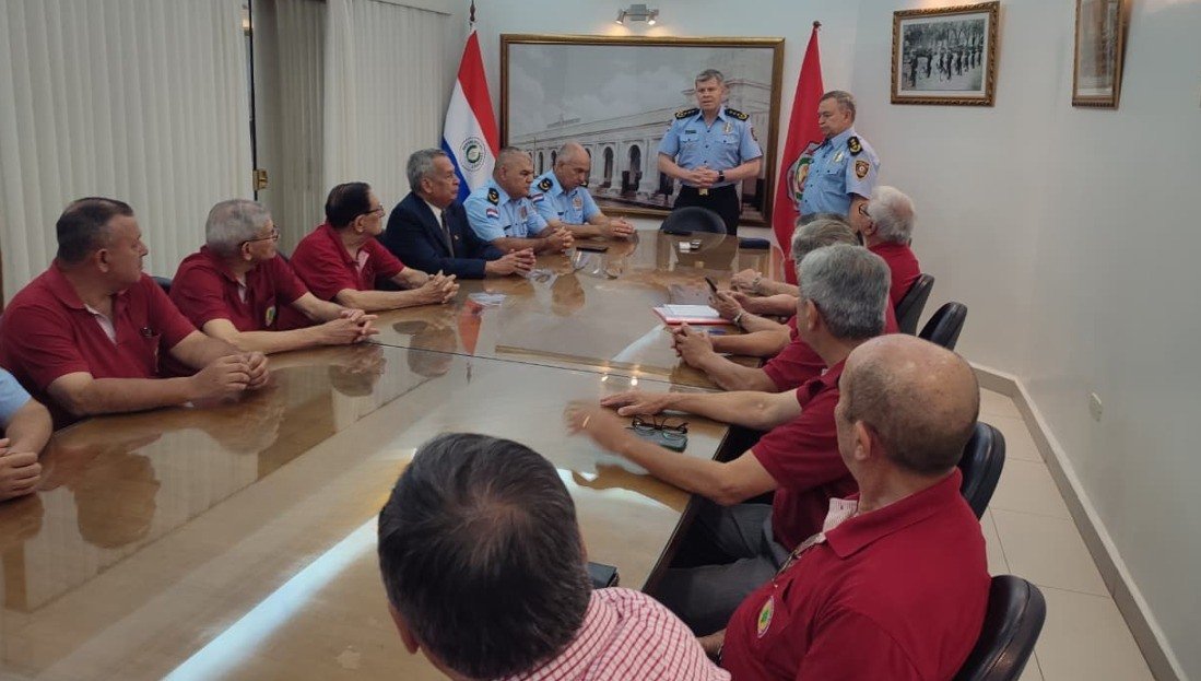 policia_py's tweet image. 𝗩𝗶𝘀𝗶𝘁𝗮 𝗱𝗲 𝗮𝘂𝘁𝗼𝗿𝗶𝗱𝗮𝗱𝗲𝘀 𝗱𝗲𝗹 𝗖𝗶́𝗿𝗰𝘂𝗹𝗼 𝗱𝗲 𝗢𝗳𝗶𝗰𝗶𝗮𝗹𝗲𝘀 𝗥𝗲𝘁𝗶𝗿𝗮𝗱𝗼𝘀 𝗱𝗲 𝗹𝗮 𝗣𝗼𝗹𝗶𝗰𝗶́𝗮 𝗡𝗮𝗰𝗶𝗼𝗻𝗮𝗹
@MDI_Paraguay
facebook.com/share/p/19qYEr…