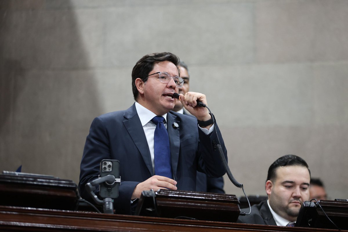 Hoy dimos un paso firme contra el crimen organizado.

Como promovente de la nueva ley que declara terroristas a las maras y pandillas, celebro su aprobación como una respuesta urgente y contundente a la violencia que amenaza a nuestras familias.

-  Endurece las penas por