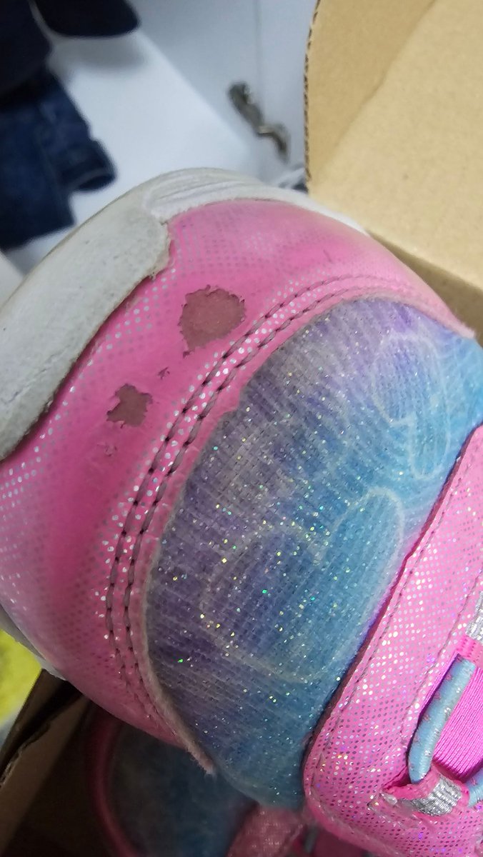 cacayim's tweet photo. #Skechers @SkechersTR @boyneronline mağazanızdan aldığın ve daha 2 hafta olmadan önü sağı solu soyulan 2600 tl verdiğim ayakkabıyı garantiye yolladım bizim hatamız değil diye geri yolladınız nasıl bir mantıktır , 2 hafta hergün futbol oynaması lazım bir kız çocuğunun bunun için https://t.co/l9VRLD6DHE