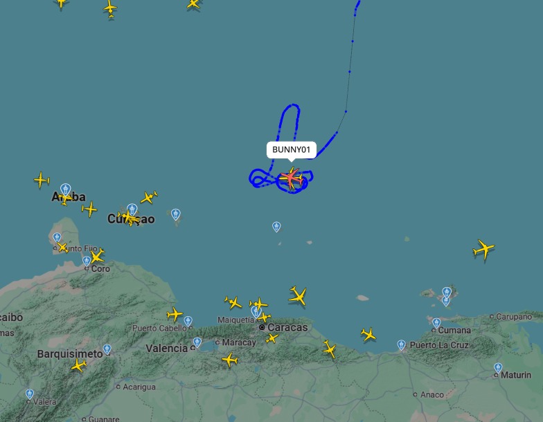 Gbastidas's tweet image. 🔴Bombarderos estadounidenses B-52 vuelan frente a Caracas y hacen un dibujo bastante sugerente.
🖕