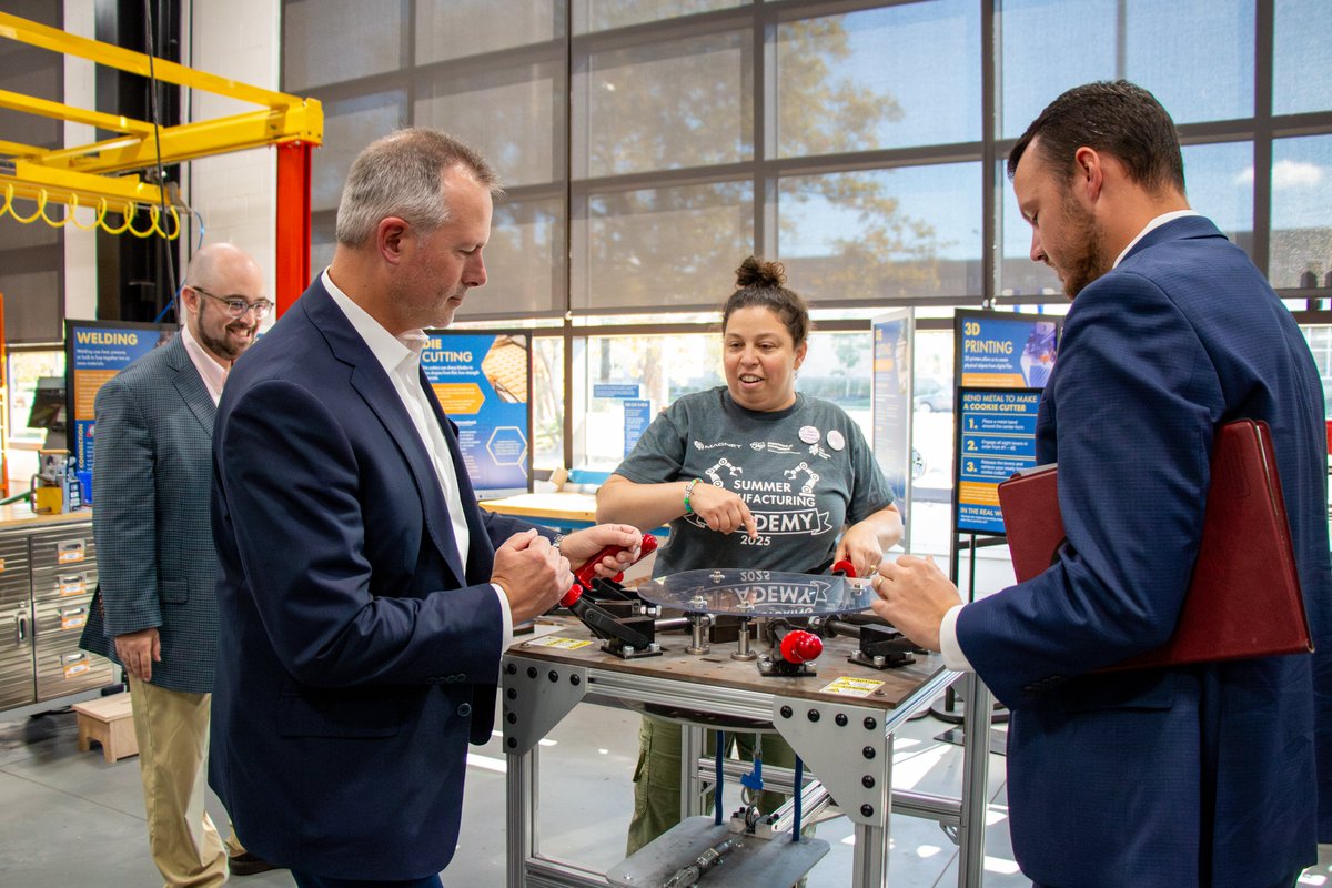 OhioTreasurer's tweet photo. Yesterday, I toured @MAGNETOhio in Cleveland and saw how their efforts in manufacturing and workforce development are creating real opportunities. Programs like #BuckeyeBusinessAdvantage help small businesses access affordable capital to grow and thrive. https://t.co/UvcyTpYKPA