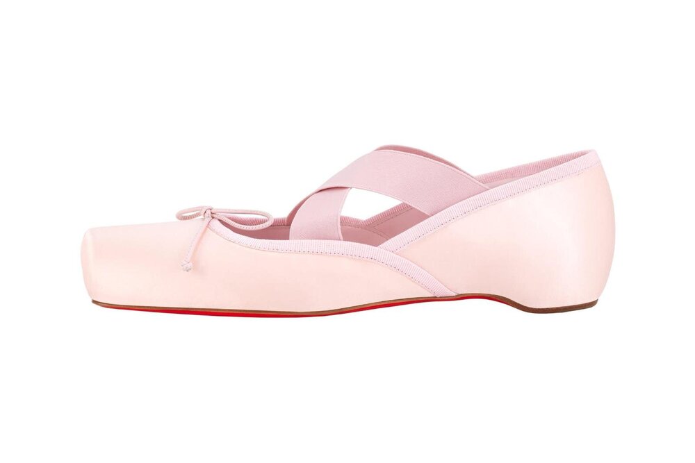 クリスチャン ルブタンの26年春夏、“レッグウォーマー風”ハイヒール＆バレエシューズ「カッシア」など - fashion-press.net/news/139271