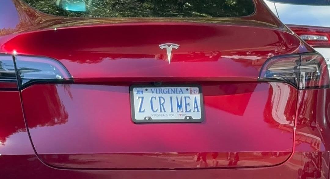 wartranslated's tweet image. An American woman of Russian descent was fired from her job following a scandal over her car’s license plate reading "Z CRIMEA."
The incident occurred a week ago, when a photo of a Tesla with the "Z CRIMEA" plates appeared online, sparking a wave of outrage.
A few days ago, a…