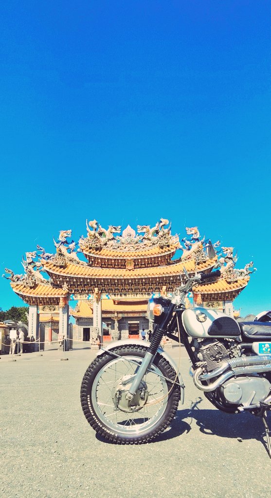 Contrailsaoshi's tweet image. 今日は、バイクで台湾寺院へ、とても煌びやかで、日本の神社の落ち着く感じでわ無くて、台湾の神様達がポジティブに加油❗加油❗と元気付けてくれる暖かい感じがしますね🤗