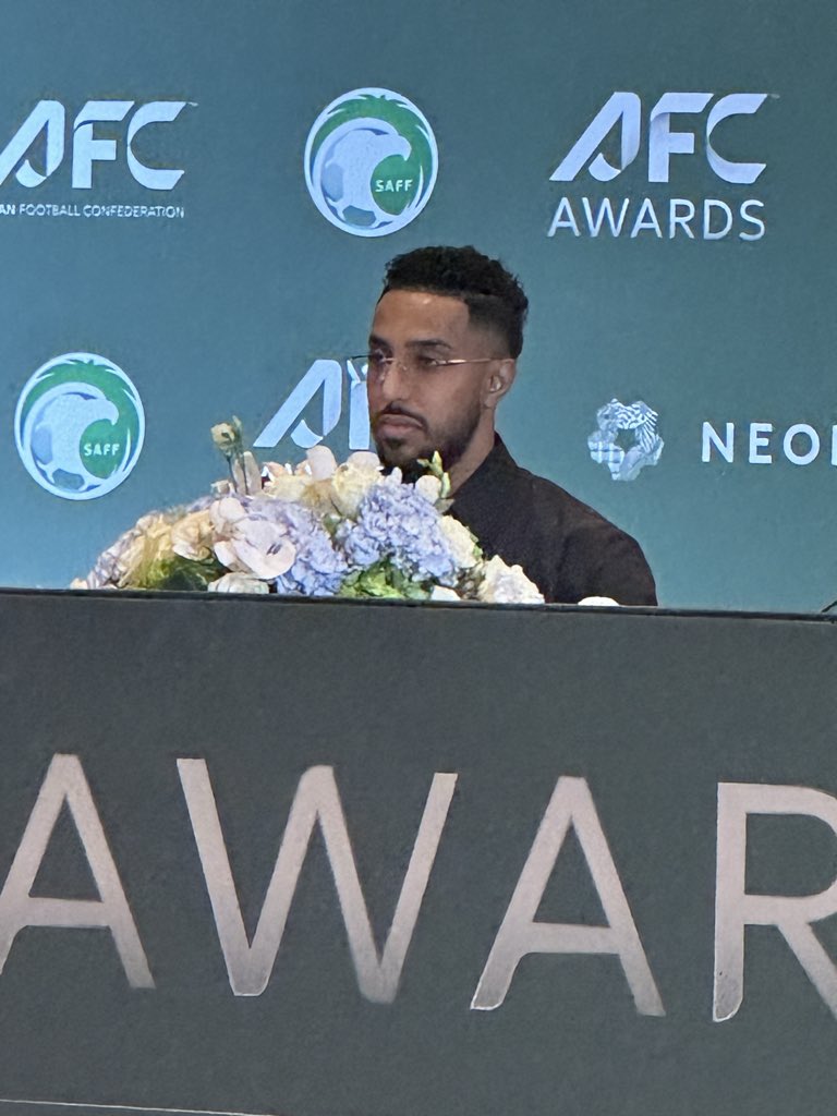 سالم الدوسري قائد المنتخب السعودي و #الهلال :
لا أفكر في الجوائز الفردية ، الأهم الجماعية