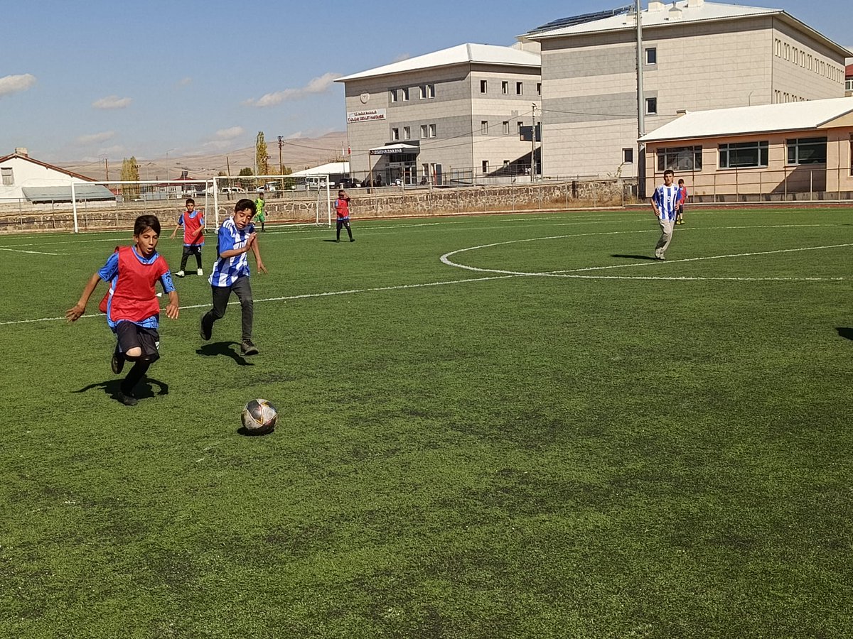 📍 29 Ekim Cumhuriyet Bayramı kutlamaları kapsamında Ortaokullar Arası Futbol Turnuvamız tüm hızıyla devam ediyor. 
Bugün oynanan ilk tur maçında Nurali Turan Ortaokulu Yukarı Düzmeydan Ortaokulunu 2-1 malup etti. Atatürk Ortaokulu Yukarı Esen Ortaokulunu 9-1 mağlup etti.
#GSBGM